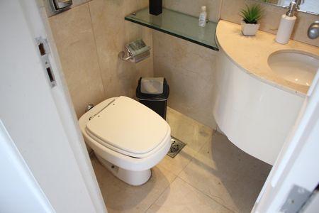 Apartamento à venda com 383m², 5 quartos e 4 vagasBanheiro 1