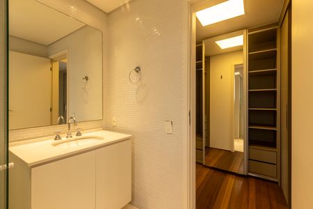 Apartamento à venda com 90m², 1 quarto e 2 vagasBanheiro da Suíte