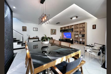 Casa de condomínio à venda com 232m², 3 quartos e 3 vagasSala