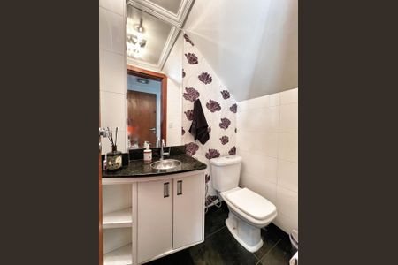 Casa de condomínio à venda com 232m², 3 quartos e 3 vagasLavabo