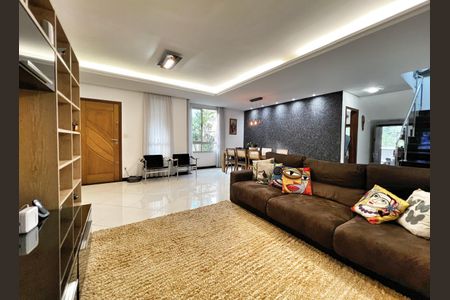 Casa de condomínio à venda com 232m², 3 quartos e 3 vagasSala