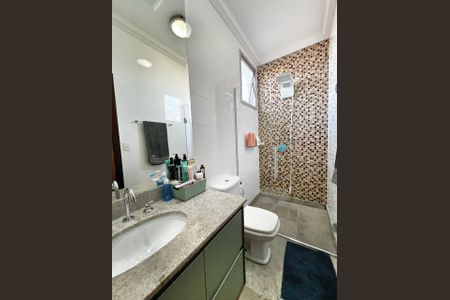 Casa de condomínio à venda com 232m², 3 quartos e 3 vagasBanheiro da Suíte 1