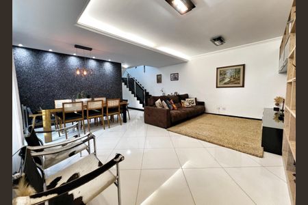Casa de condomínio à venda com 232m², 3 quartos e 3 vagasSala