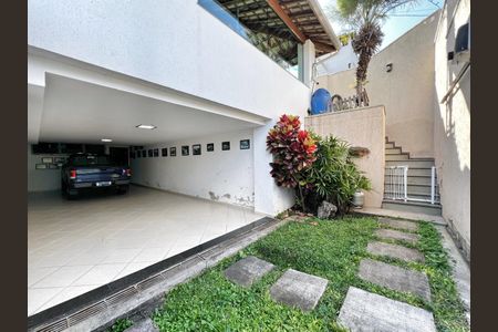 Casa de condomínio à venda com 232m², 3 quartos e 3 vagasFachada