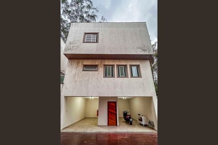 Casa de condomínio para alugar com 123m², 3 quartos e 3 vagasGaragem e Fachada da Casa