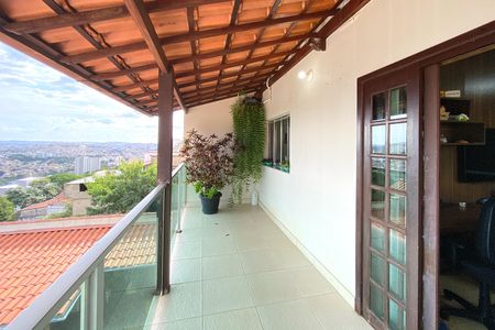 Casa para alugar com 417m², 5 quartos e 4 vagas Casa para alugar com 417m², 5 quartos e 4 vagasVaranda cobertura