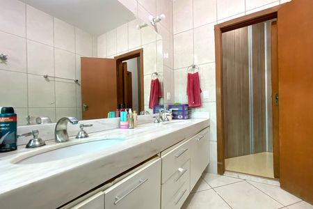 Casa para alugar com 417m², 5 quartos e 4 vagas Casa para alugar com 417m², 5 quartos e 4 vagasBanheiro da Suíte 1