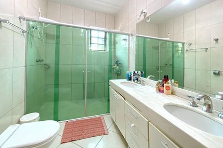 Casa para alugar com 417m², 5 quartos e 4 vagas Casa para alugar com 417m², 5 quartos e 4 vagasBanheiro da Suíte 1