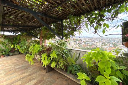 Casa para alugar com 417m², 5 quartos e 4 vagas