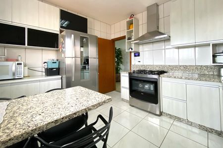Casa para alugar com 417m², 5 quartos e 4 vagas Casa para alugar com 417m², 5 quartos e 4 vagasCozinha