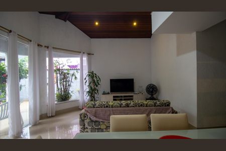 Casa de condomínio à venda com 380m², 3 quartos e 2 vagas Casa de condomínio à venda com 380m², 3 quartos e 2 vagasSala