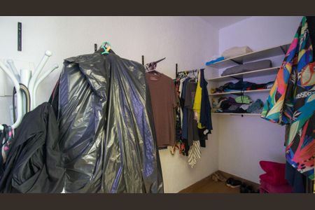 Casa de condomínio à venda com 380m², 3 quartos e 2 vagas Casa de condomínio à venda com 380m², 3 quartos e 2 vagasCloset da Suíte