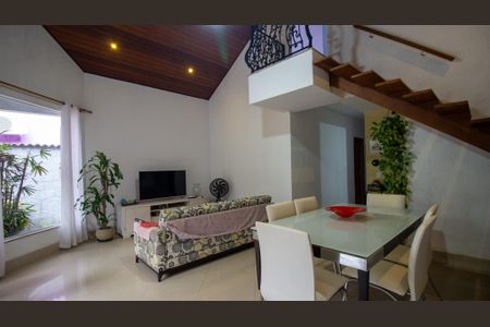 Casa de condomínio à venda com 380m², 3 quartos e 2 vagas Casa de condomínio à venda com 380m², 3 quartos e 2 vagasSala