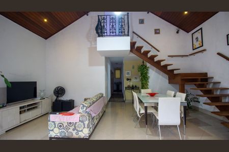 Casa de condomínio à venda com 380m², 3 quartos e 2 vagas Casa de condomínio à venda com 380m², 3 quartos e 2 vagasSala