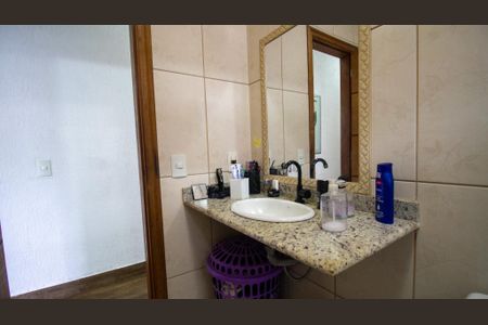 Casa de condomínio à venda com 380m², 3 quartos e 2 vagas Casa de condomínio à venda com 380m², 3 quartos e 2 vagasBanheiro Social