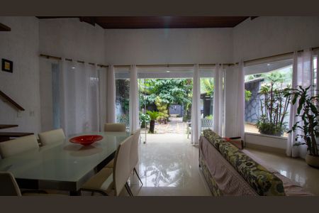 Casa de condomínio à venda com 380m², 3 quartos e 2 vagas Casa de condomínio à venda com 380m², 3 quartos e 2 vagasSala