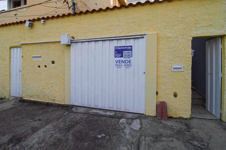 Casa à venda com 341m², 5 quartos e 3 vagasFachada e Placa