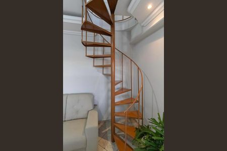 Casa à venda com 341m², 5 quartos e 3 vagasEscada