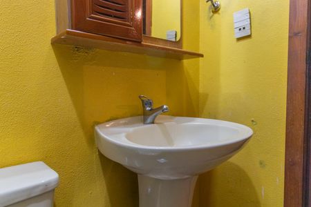 Casa à venda com 229m², 3 quartos e 2 vagas Casa à venda com 229m², 3 quartos e 2 vagasBanheiro Social