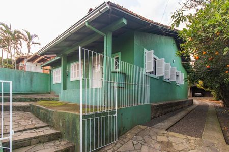 Casa à venda com 229m², 3 quartos e 2 vagas Casa à venda com 229m², 3 quartos e 2 vagasFachada