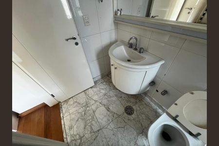 Casa à venda com 700m², 5 quartos e 6 vagasBanheiro da Suíte 1