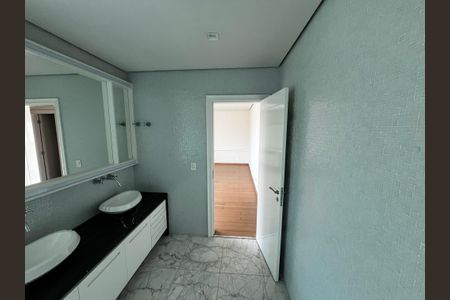 Casa à venda com 700m², 5 quartos e 6 vagasBanheiro da Suíte 3