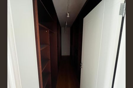Casa à venda com 700m², 5 quartos e 6 vagasCloset da suíte 3