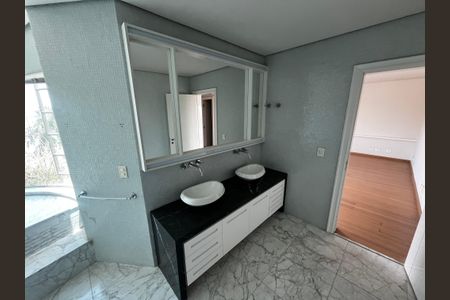 Casa à venda com 700m², 5 quartos e 6 vagasBanheiro da Suíte 3