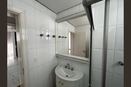 Casa à venda com 700m², 5 quartos e 6 vagasBanheiro da Suíte 2