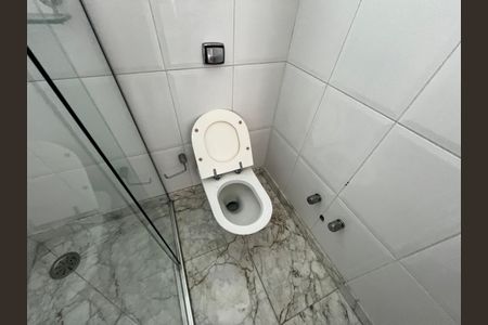 Casa à venda com 700m², 5 quartos e 6 vagasBanheiro da Suíte 2