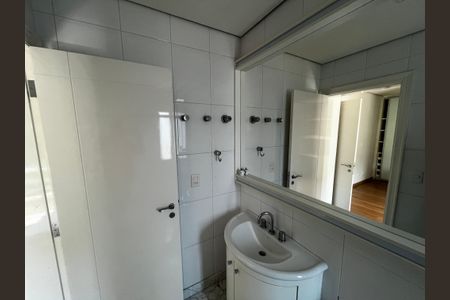 Casa à venda com 700m², 5 quartos e 6 vagasBanheiro da Suíte 1