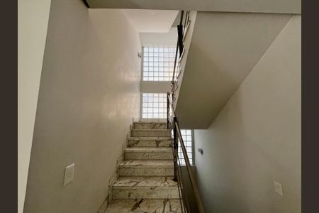 Casa à venda com 700m², 5 quartos e 6 vagasEscada