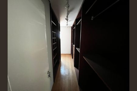 Casa à venda com 700m², 5 quartos e 6 vagasCloset da suíte 3