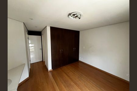 Casa à venda com 700m², 5 quartos e 6 vagas Suíte 2