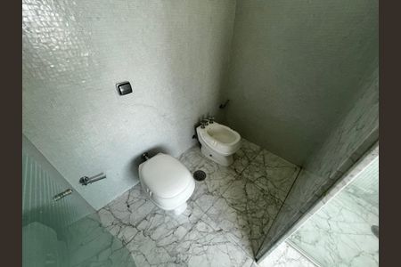 Casa à venda com 700m², 5 quartos e 6 vagasBanheiro da Suíte 3