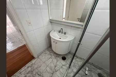 Casa à venda com 700m², 5 quartos e 6 vagasBanheiro da Suíte 2