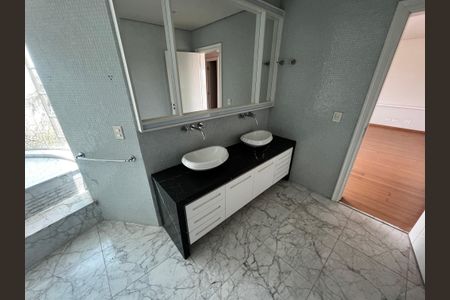 Casa à venda com 700m², 5 quartos e 6 vagasBanheiro da Suíte 3