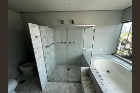 Casa à venda com 700m², 5 quartos e 6 vagasBanheiro da Suíte 3