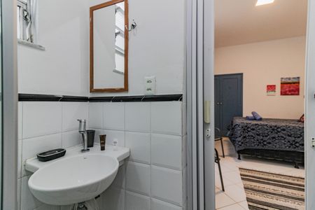 Banheiro  de casa à venda com 1 quarto, 20m² em Copacabana, Rio de Janeiro