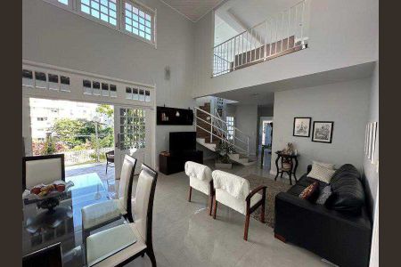 Casa de condomínio à venda com 263m², 4 quartos e 7 vagas