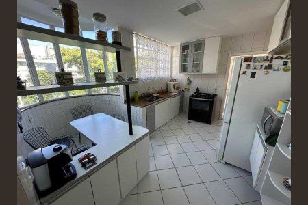 Casa de condomínio à venda com 263m², 4 quartos e 7 vagas