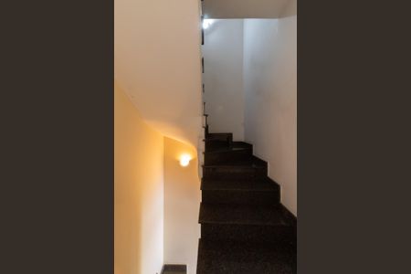 Casa de condomínio à venda com 117m², 2 quartos e 2 vagas Casa de condomínio à venda com 117m², 2 quartos e 2 vagasEscada