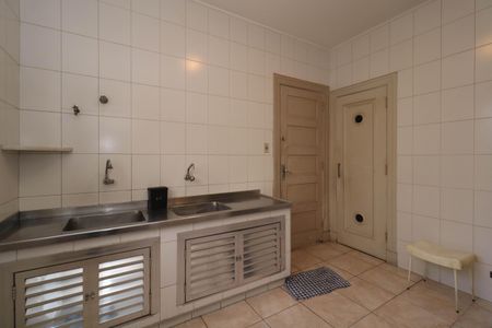 Casa à venda com 420m², 6 quartos e 4 vagas Casa à venda com 420m², 6 quartos e 4 vagasCozinha