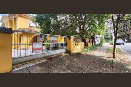 Casa à venda com 420m², 6 quartos e 4 vagas Casa à venda com 420m², 6 quartos e 4 vagasFachada