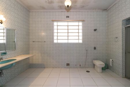 Casa à venda com 420m², 6 quartos e 4 vagas Casa à venda com 420m², 6 quartos e 4 vagasBanheiro