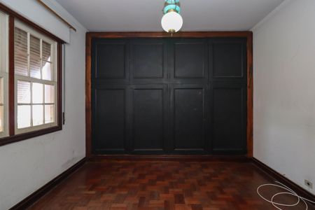 Casa à venda com 420m², 6 quartos e 4 vagas Casa à venda com 420m², 6 quartos e 4 vagasQuarto 1