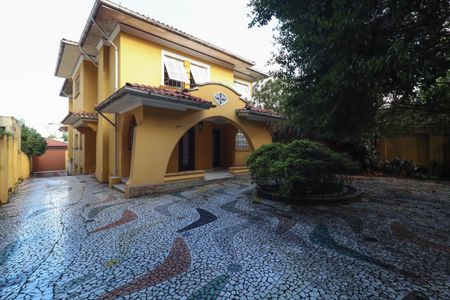 Casa à venda com 420m², 6 quartos e 4 vagas Casa à venda com 420m², 6 quartos e 4 vagasQuintal