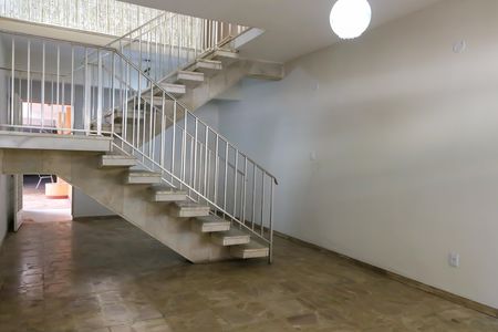 Casa à venda com 341m², 4 quartos e 4 vagas Casa à venda com 341m², 4 quartos e 4 vagasSala