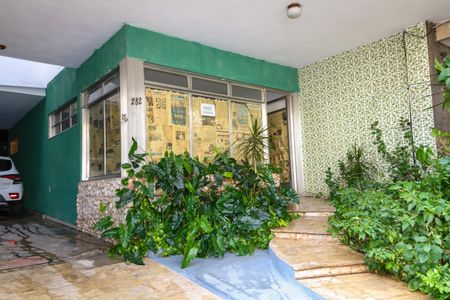 Casa à venda com 341m², 4 quartos e 4 vagas Casa à venda com 341m², 4 quartos e 4 vagasEntrada