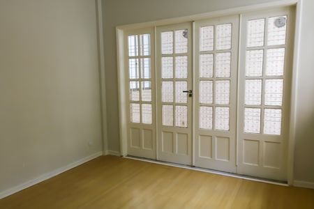 Casa à venda com 341m², 4 quartos e 4 vagas Casa à venda com 341m², 4 quartos e 4 vagasQuarto 3